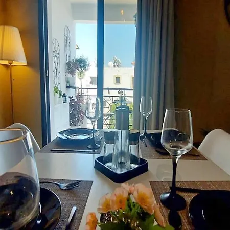 Paramount Gardens C202 Apartman