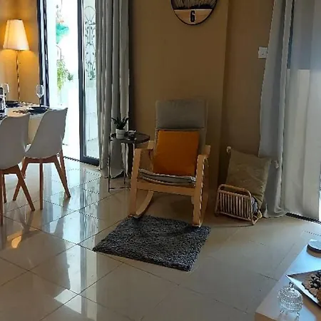 Апартаменты Paramount Gardens C202 *