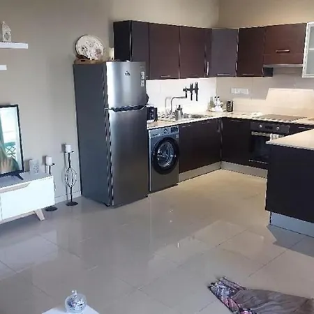 Paramount Gardens C202 Apartament