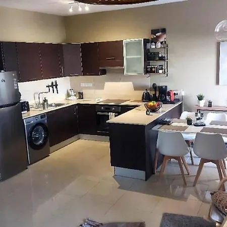 Paramount Gardens C202 Apartman