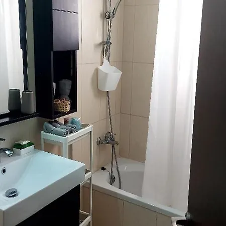 Paramount Gardens C202 Apartman *