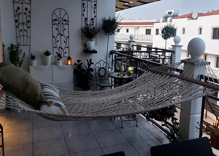 Апартаменты Paramount Gardens C202 *