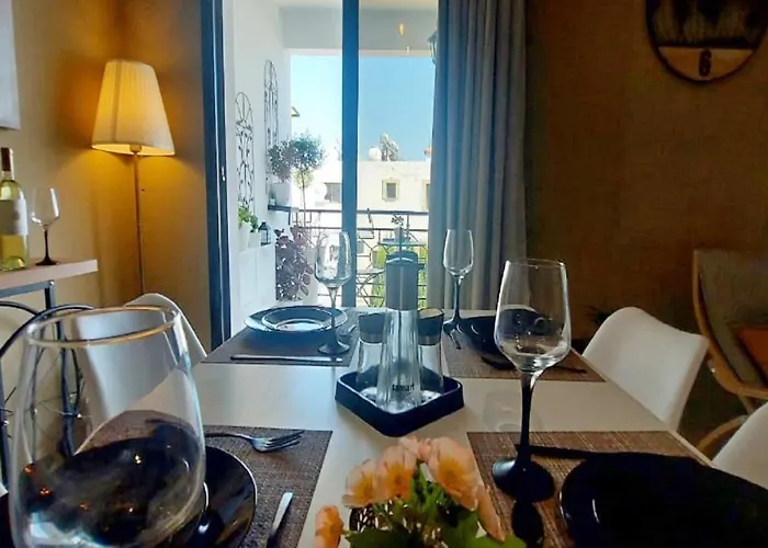 Paramount Gardens C202 Апартаменты