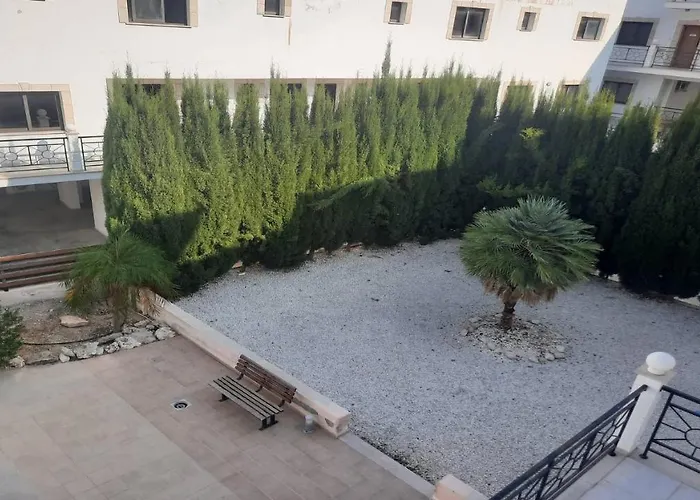 Апартаменты Paramount Gardens C202 *