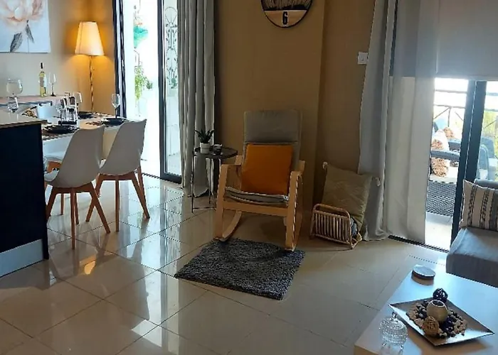 Апартаменты Paramount Gardens C202 *